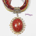 Collana con multifile di perline, filati e grande cabochon in fimo fatto a mano, tonalità rosso