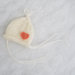 Cappellino bianco con cuore rosa corallo , Cappellino per neonata in lana mohair, regalo battesimo