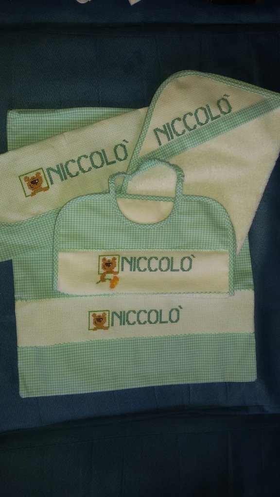 FILET - Set Asilo Quattro Pezzi Ricamabile Composto Da Bavaglino Con El