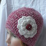 Cuffia donna all'uncinetto rosa e bianco,berretto donna con fiore doppio,accessori donna,cuffia adulto tagliaL