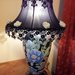 Lampada in ceramica floreale con paralume decorato in pizzo , perline e rose in pasta di ceramica a freddo fatte a mano