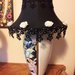 Lampada in ceramica floreale con paralume decorato in pizzo , perline e rose in pasta di ceramica a freddo fatte a mano