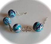 Bracciale con perle azzurre in fimo e elementi a "s"