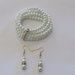 bracciale elastico di perle bianche coordinato con orecchini