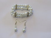 bracciale elastico di perle bianche a due fili con strass coordinato con orecchini