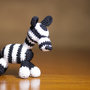 Zebra bianca e nera realizzata all'uncinetto con la tecnica amigurumi