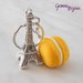 Portachiavi con ciondolo Tour Eiffel e mini pasticcino macarons in fimo