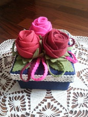 scatola di cartone rivestita e decorata con tre rose di feltro