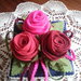 scatola di cartone rivestita e decorata con tre rose di feltro