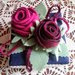 scatola di cartone rivestita e decorata con due rose di feltro