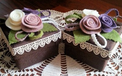Scatola di cartone rivestita e decorata con tre fiori di feltro p ... Scatole decorate cartone
