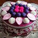 Scatola decorata e rivestita in feltro cheesecake ai frutti rossi con fragole, mirtilli e lamponi