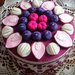 Scatola decorata e rivestita in feltro cheesecake ai frutti rossi con fragole, mirtilli e lamponi