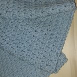 Copertina per culla o carrozzina azzurra in pura lana all'uncinetto