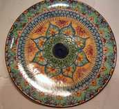 Piatto murale in ceramica dipinto a mano decoro Geo/Floris. Diametro 36cm 