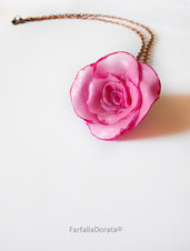 Collana rosa realizzata interamente a mano in porcellana fredda e dipinta a mano