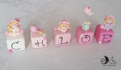 Cake topper cubi con folletti in scala di rosa bimba personalizzato - 5 lettere 5 cubi -