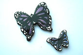 Decorazione farfalle viola da parete modellate con la porcellana fredda e dipinte a mano