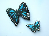Decorazione farfalle azzurre da parete modellate con la porcellana fredda e dipinte a mano