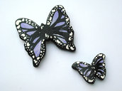 Decorazione farfalle lilla da parete modellate con la porcellana fredda e dipinte a mano