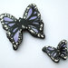 Decorazione farfalle lilla da parete modellate con la porcellana fredda e dipinte a mano