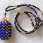 COLLANA CON PENDENTE DI PERLINE colore blu/bronzo