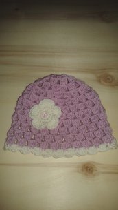Cappello bambina rosa con fiore panna in pura lana all'uncinetto
