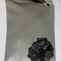 maxi pochette in ecopelle grigio morbidissima fiore in pelle nero stropicciato a rilievo fatto a mano 