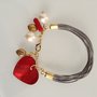 braccialetto fatto a mano grigio in alcantara, con pendenti oro, rossi, perle bianche, in vetro e un pendente cuore rosso madreperlato