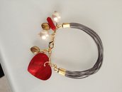 braccialetto fatto a mano grigio in alcantara, con pendenti oro, rossi, perle bianche, in vetro e un pendente cuore rosso madreperlato
