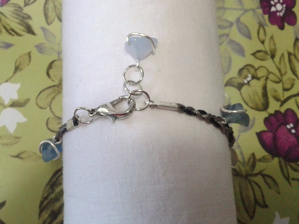 BODYA braccialetto scuro a tre fili intrecciati in pelle sintetica con charm a forma di teschio, bracciale adatto a donne, ragazze e uomini