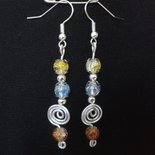Orecchini pendenti con spirale argentata e perle in vetro crackle