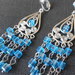 Orecchini pendenti fatti a mano con cristalli quadrati azzurri.