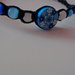 Braccialetto con perle azzurre su base di filo nera