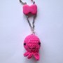 Collana lunga con simpatico polipetto fucsia kawaii amigurumi e fiocchetto fucsia, fatto a mano all'uncinetto 