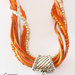 Collana con multifile di perline, filati e grande cabochon in fimo fatto a mano, tonalità arancione