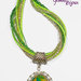 Collana con multifile di perline, filati e grande cabochon in fimo fatto a mano, tonalità verde