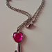 Collana con ciondolo chiave e cuore rosa