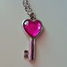 Collana con ciondolo chiave e cuore rosa