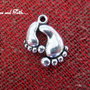 Charm ciondolo  "Piedini" (20x17mm) (cod.05049)