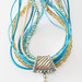 Collana con multifile di perline, filati e grande cabochon in fimo fatto a mano, tonalità azzurro