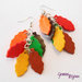 Orecchini pendenti con foglie colorate in fimo, fatto a mano