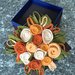 Scatola rivestita e decorata con fiori di feltro arancione