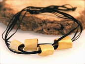  Girocollo con cilindri in ceramica dorata e cordino di velluto nero