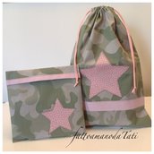 Sacchetto asilo in cotone verde camouflage con stella rosa e busta coordinata