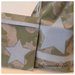 Sacchetto asilo in cotone camouflage verde con stella azzurra e busta coordinata