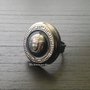 Anello con bottone vintage in metallo brunito logo medusa