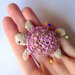 Tartaruga amigurumi puntaspilli, beige con guscio rosa e marrone, fatta a mano all'uncinetto
