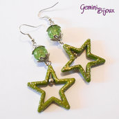 Orecchini con stelle in acrilico e perle crackle verde