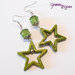 Orecchini con stelle in acrilico e perle crackle verde